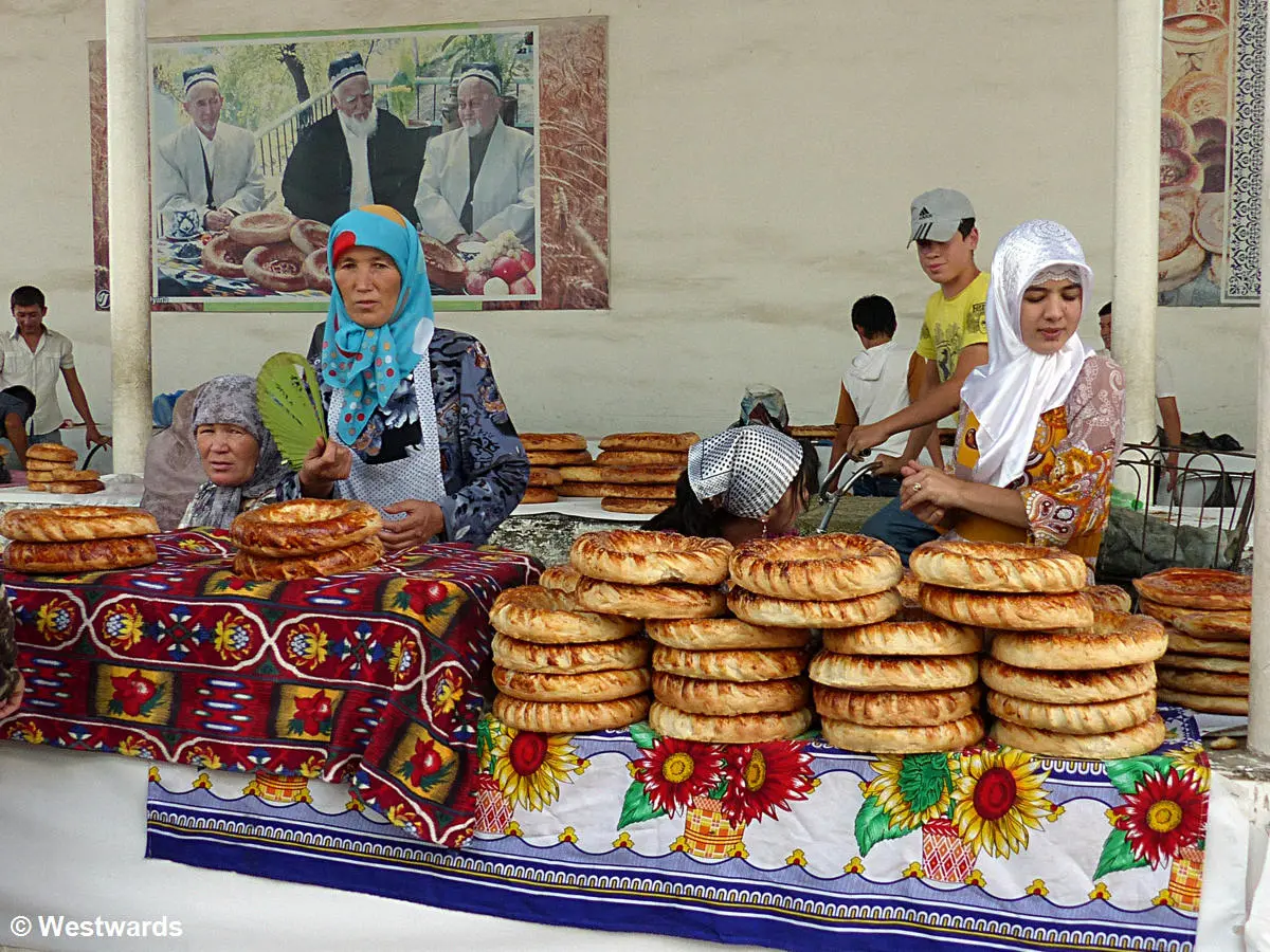 Sarapan Lokal di Pasar Tradisional Tashkent Uzbekistan: Non Bread dan Lagman